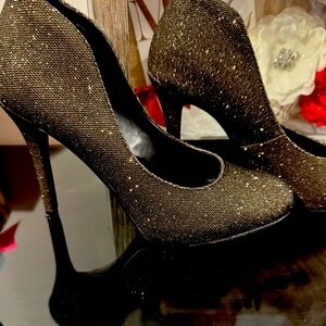 Gold Silver and Black Nine West Heels amazing condition